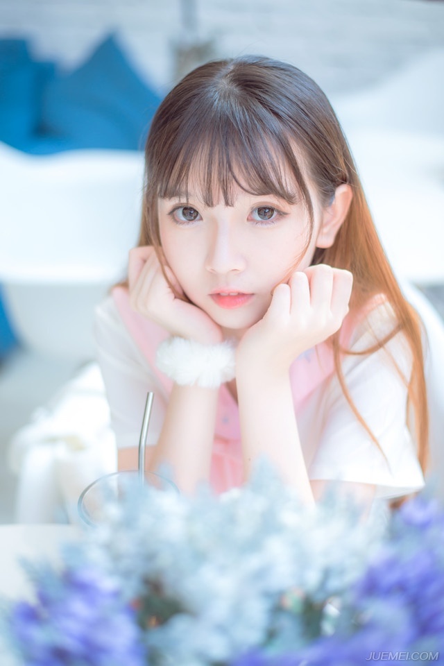 消息迅速被传入了大营，越来越多的江东将士汇聚过来，不敢相信这个事实，有些还未明白事情的整个过程的将士始终不敢相信周瑜已经阵亡的事实。